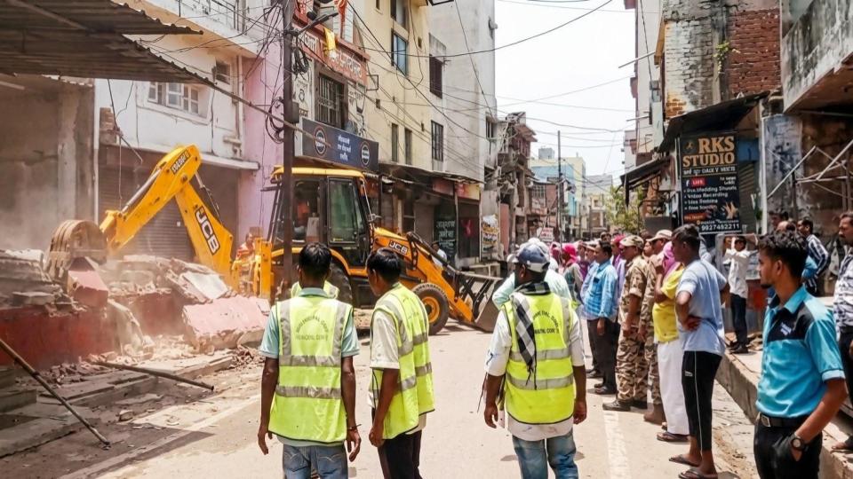 भिलाई निगम की बड़ी कार्रवाई: हाईकोर्ट के आदेश पर नंदिनी रोड से अवैध निर्माण हटाया गया