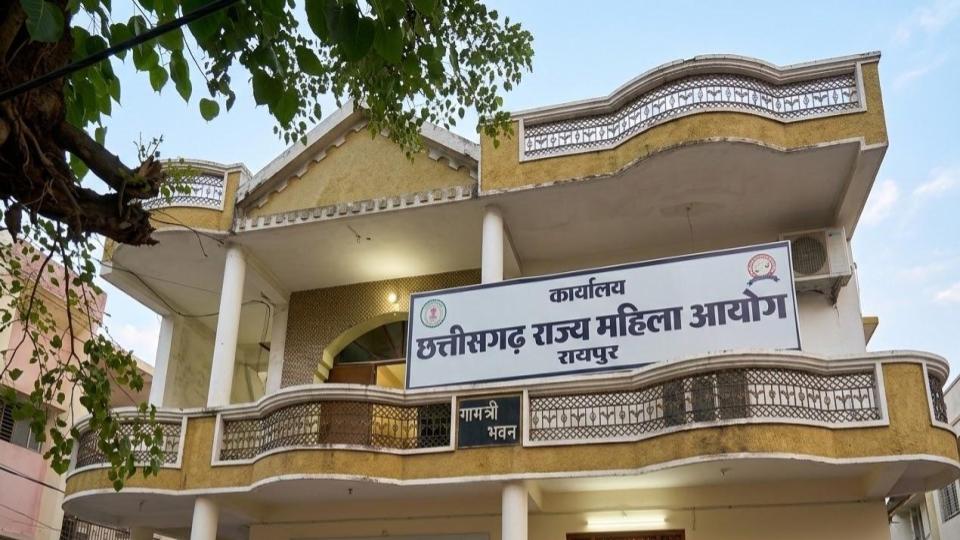 महिला आयोग की 400वीं जनसुनवाई में 19 मामलों पर सुनवाई, मृत शिक्षाकर्मी की पत्नी को रोजगार दिलाने की अनुशंसा