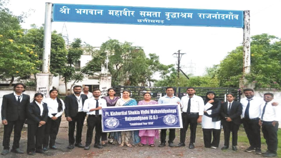 वरिष्ठ नागरिकों के अधिकारों की समझ के लिए विधि छात्रों ने किया वृद्धाश्रम का भ्रमण