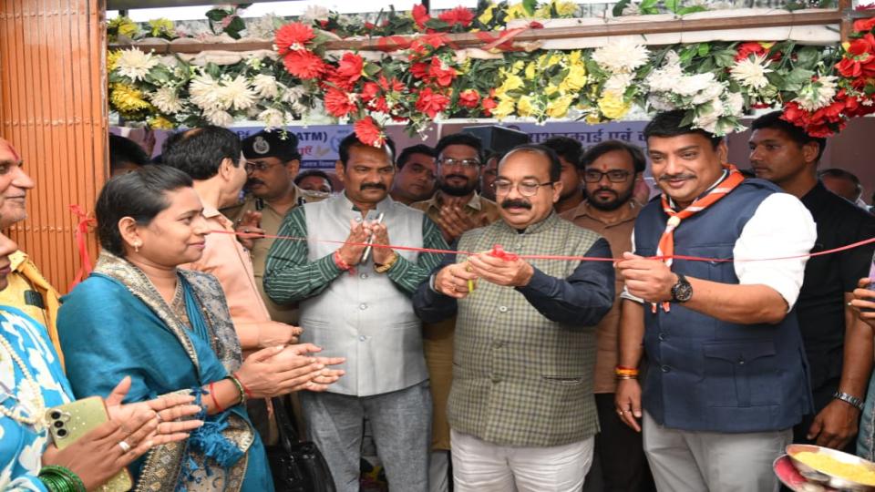 बिलासपुर के सरकंडा में उप मुख्यमंत्री अरुण साव ने अन्नपूर्ति ग्रेन एटीएम का शुभारंभ किया। तकनीक से राशन वितरण में पारदर्शिता और तेजी आएगी।