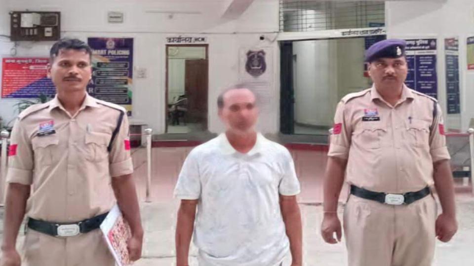 जशपुर: हिन्दू देवी-देवताओं के खिलाफ आपत्तिजनक पोस्ट करने पर आरोपी गिरफ्तार, मोबाइल-सिम जब्त